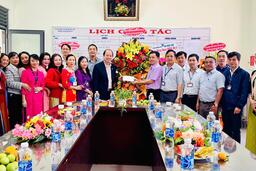 LÃNH ĐẠO HUYỆN ỦY THĂM VÀ CHÚC MỪNG NGÀY NHÀ GIÁO VIỆT NAM 20/11 CÁC CƠ SỞ GIÁO DỤC