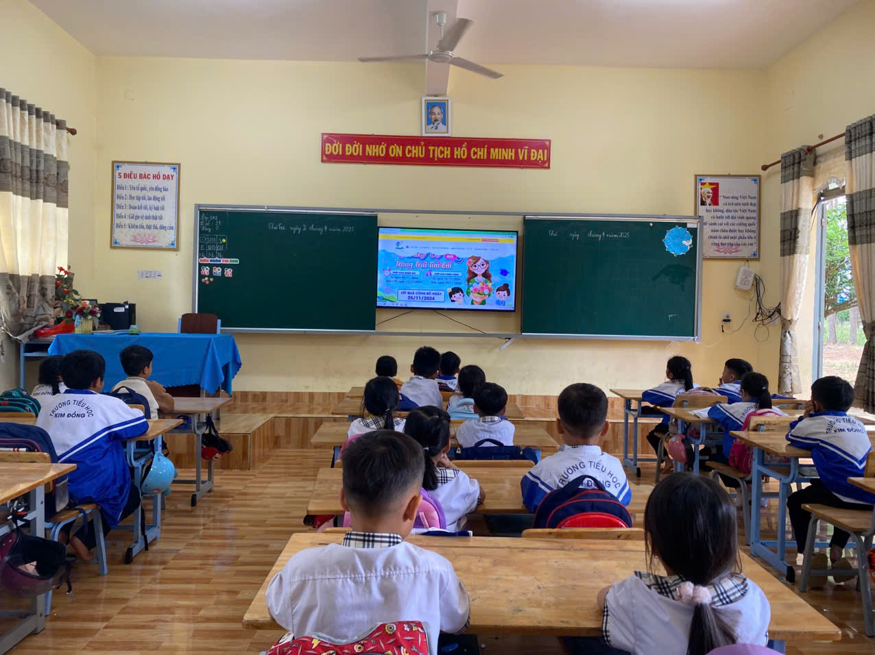MÔ HÌNH " LỚP EM TREO ẢNH BÁC HỒ" 