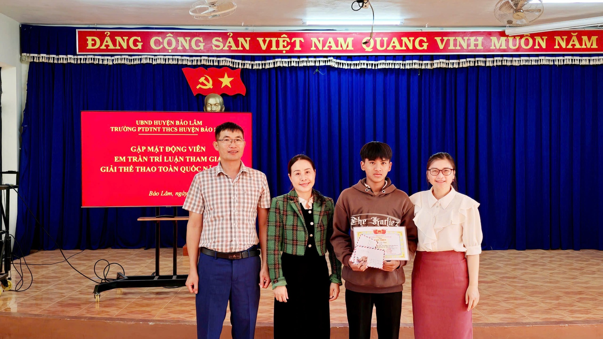 LÃNH ĐẠO NHÀ TRƯỜNG GẶP MẶT VÀ ĐỘNG VIÊN EM TRẦN TRÍ LUẬN LỚP 9A2 - CHUẨN BỊ THAM GIA ĐẠI HỘI THỂ THAO TOÀN QUỐC NĂM 2025